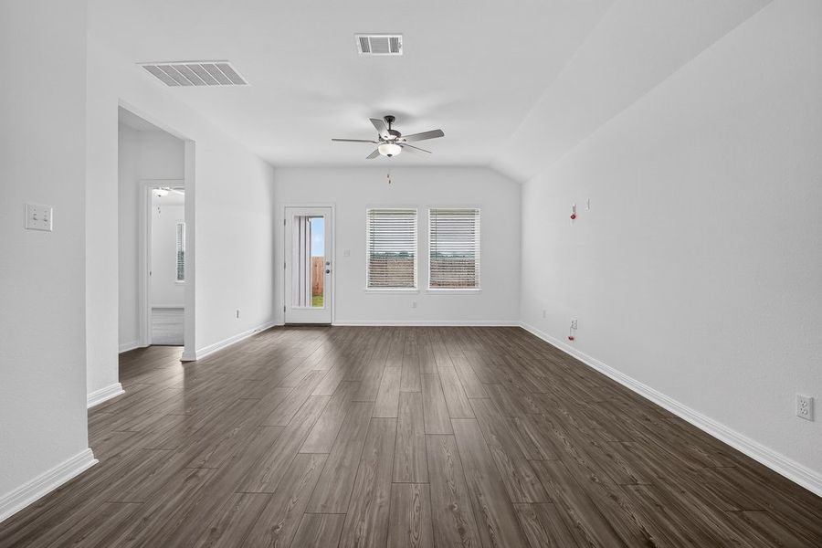 Spacious, unfurnished interior of a new home in Longview, Del Valle (Image 5).
