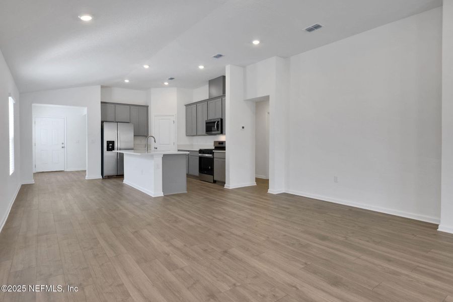 Spacious, unfurnished interior of a new home in Cedar Creek, Jacksonville (Image 15).