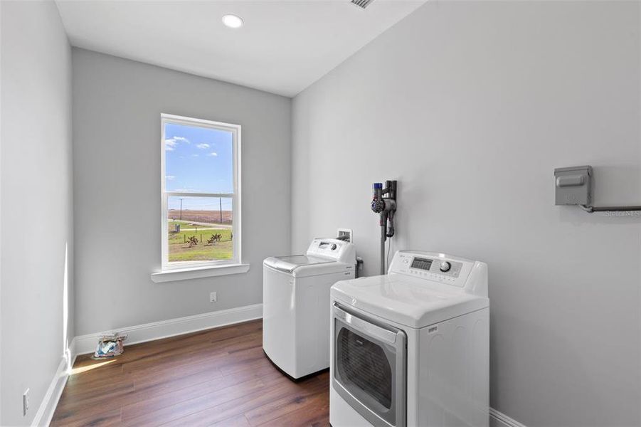 Furnished interior view inside a new home in , Thonotosassa (Image 15).