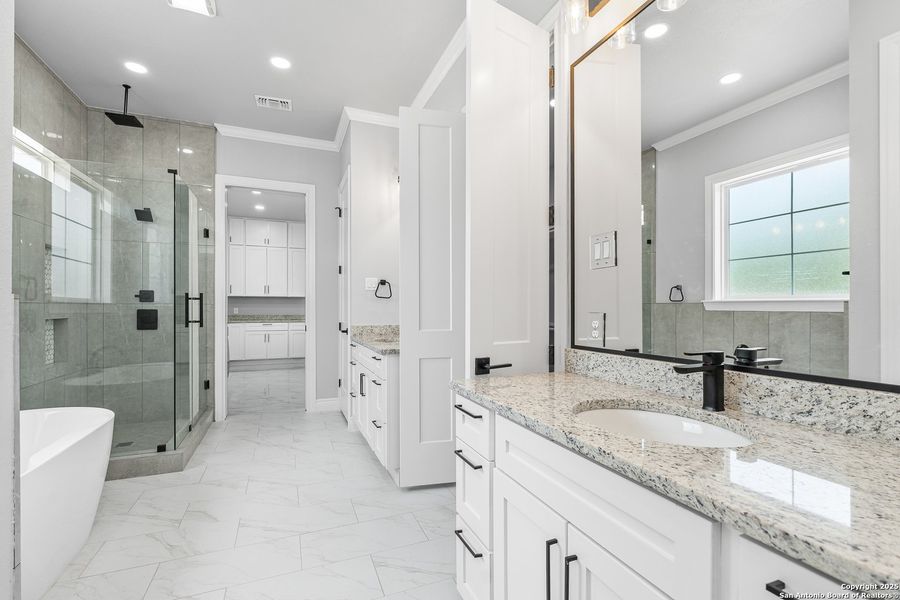 Furnished interior view inside a new home in , Bandera (Image 6).