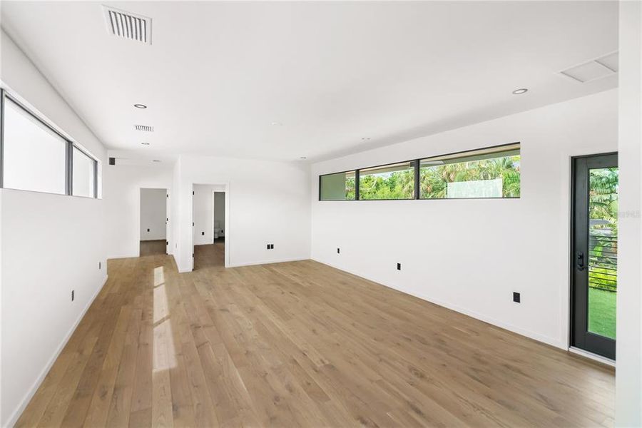 Spacious, unfurnished interior of a new home in , Sarasota (Image 39).