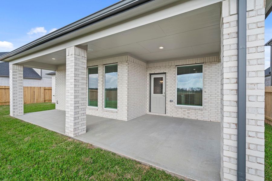 Exterior details and patio area of a home in Briarwood Crossing, Rosenberg (Image 3).
