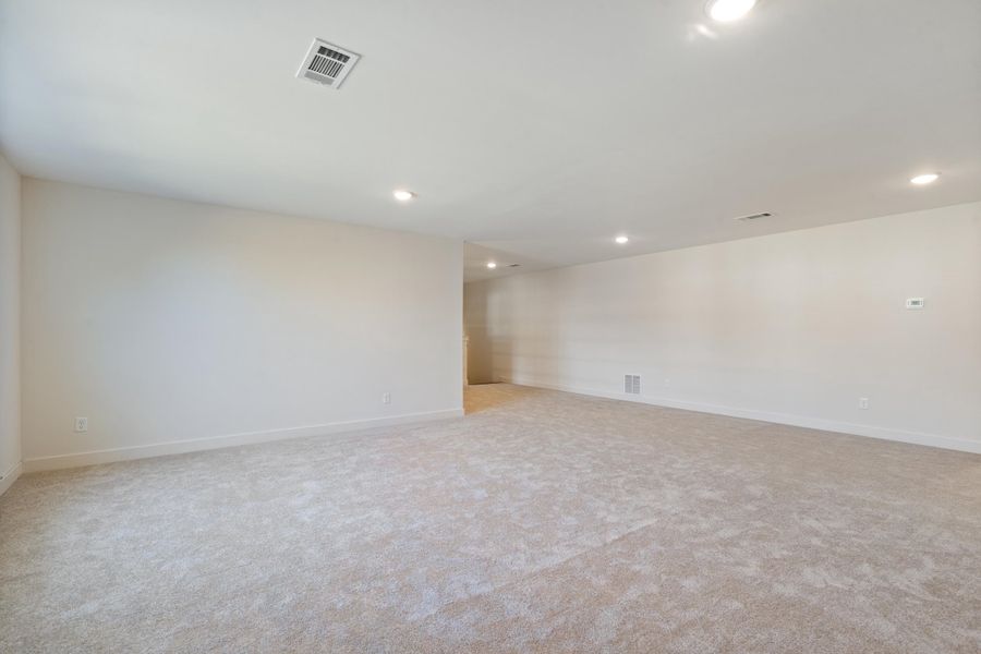 Spacious, unfurnished interior of a new home in White Oak, Arlington (Image 28).