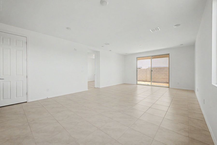 Spacious, unfurnished interior of a new home in Baker Farms, Phoenix (Image 8).