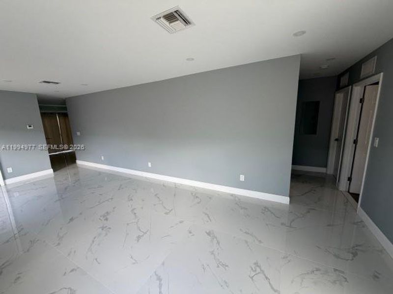 Spacious, unfurnished interior of a new home in , Hallandale Beach (Image 13).