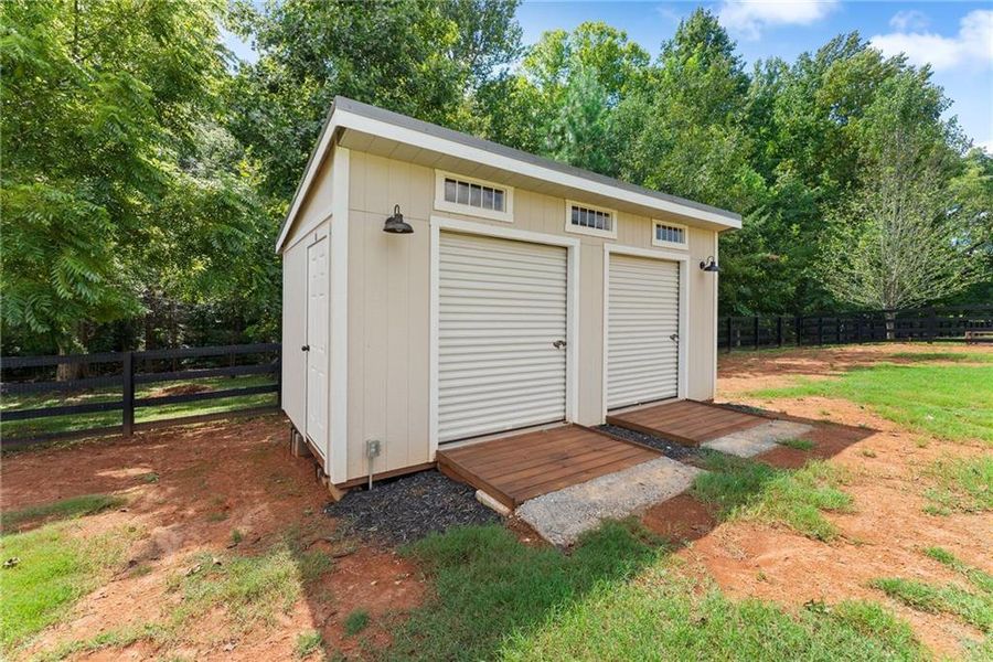 Exterior details and patio area of a home in , Dawsonville (Image 33).