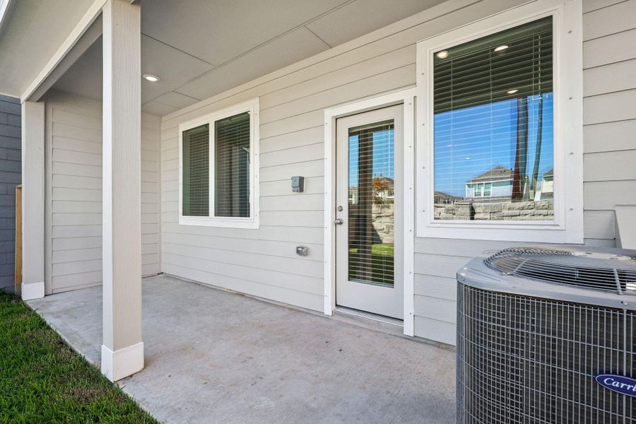 Exterior details and patio area of a home in , Kemah (Image 3).