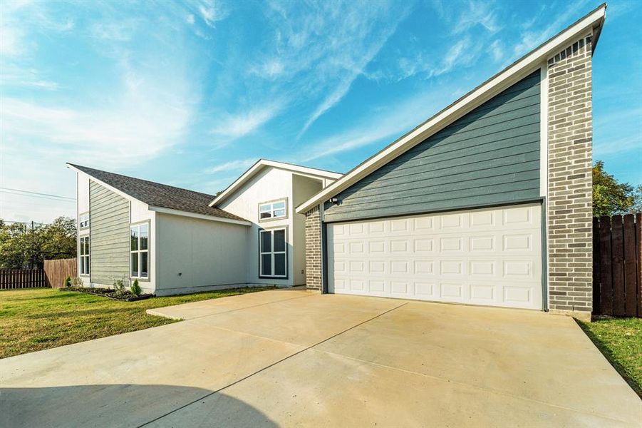 Exterior details and patio area of a home in , Balch Springs (Image 2).