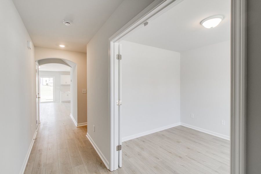 Spacious, unfurnished interior of a new home in Winston Point, Gilbert (Image 13).