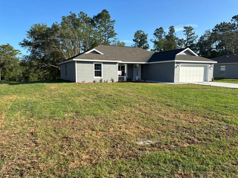 Exterior details and patio area of a home in , Dunnellon (Image 17).