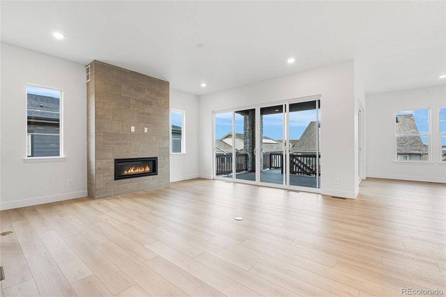 Spacious, unfurnished interior of a new home in Hilltop at Inspiration, Aurora (Image 26).