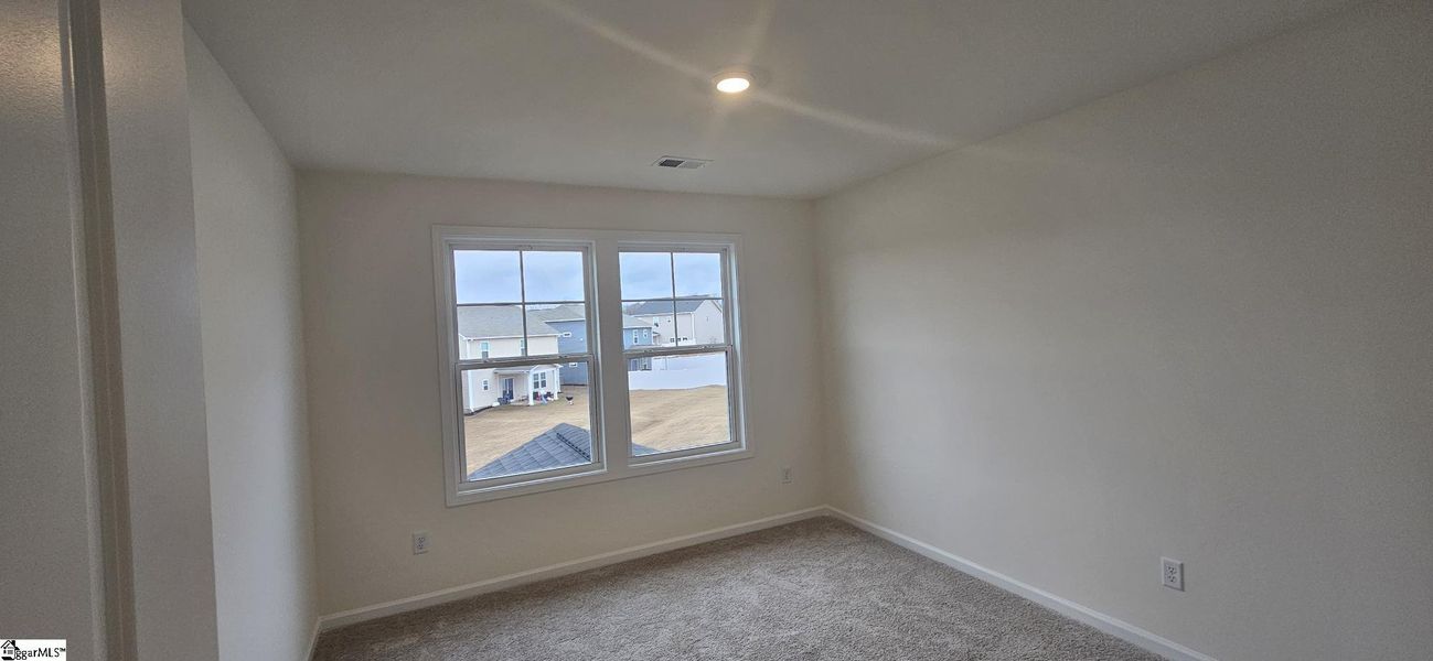 Spacious, unfurnished interior of a new home in Sedona, Greenville (Image 17).