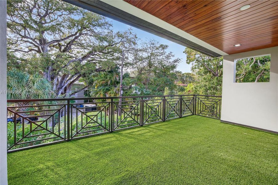 Exterior details and patio area of a home in , Fort Lauderdale (Image 28).