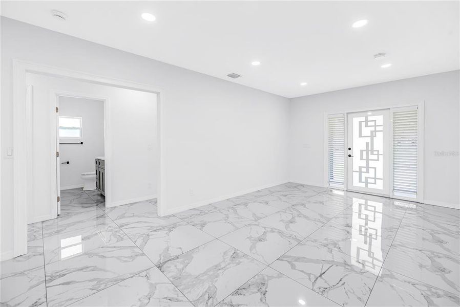 Spacious, unfurnished interior of a new home in , St. Petersburg (Image 31).