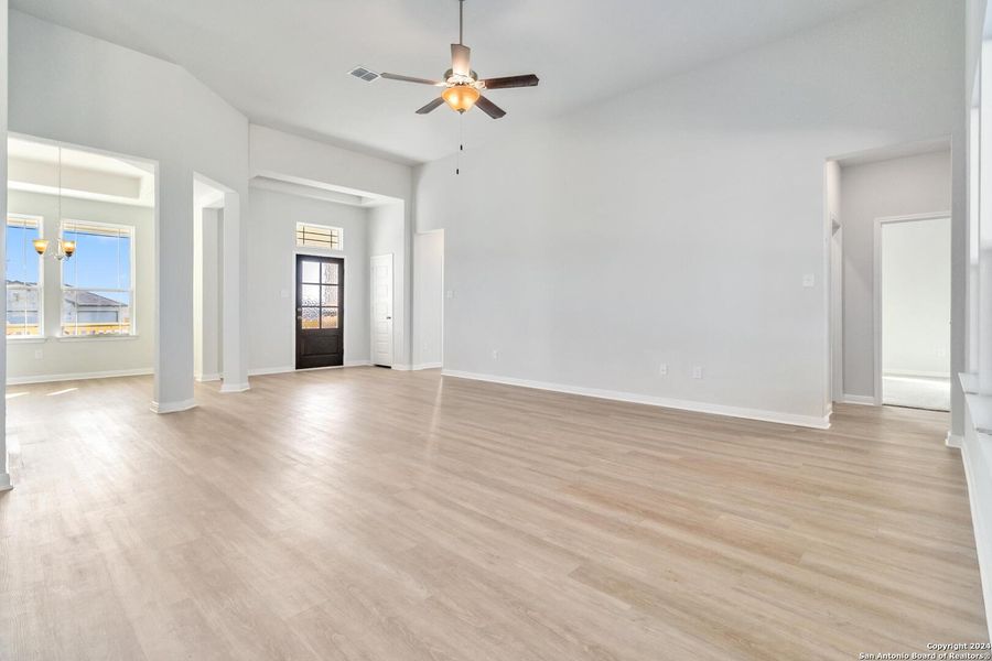 Spacious, unfurnished interior of a new home in Jordan's Ranch, San Antonio (Image 26).