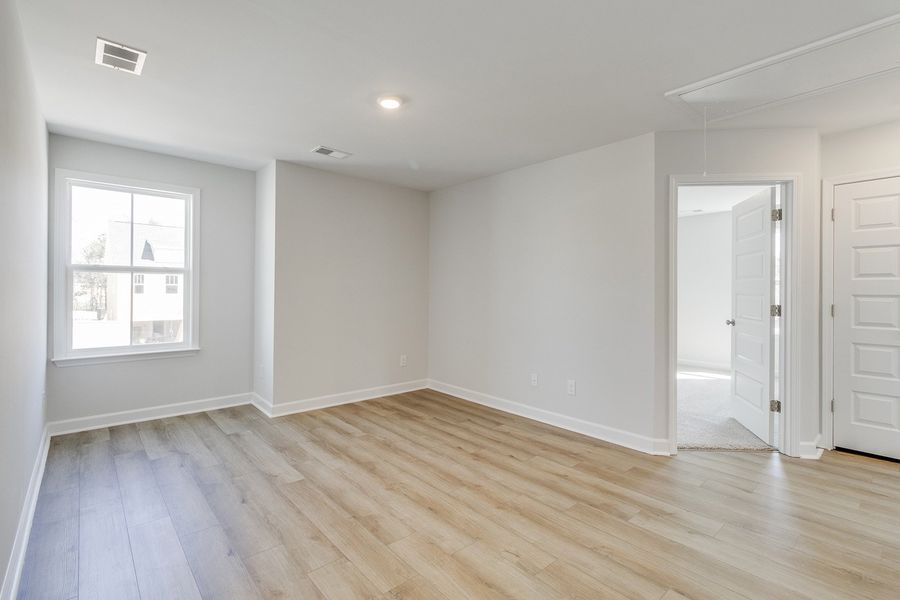 Spacious, unfurnished interior of a new home in Pebble Branch, Chapin (Image 35).