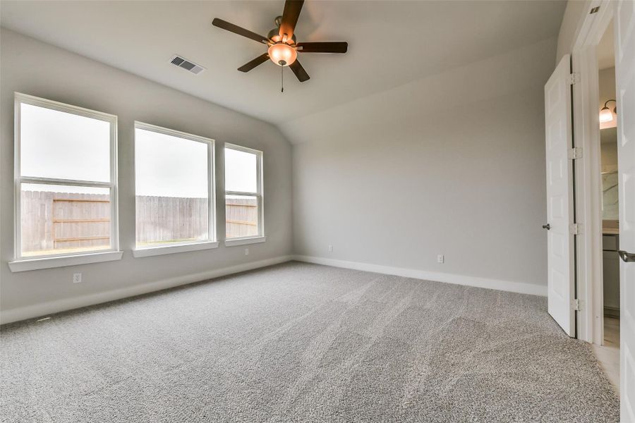 Spacious, unfurnished interior of a new home in , Texas City (Image 28).
