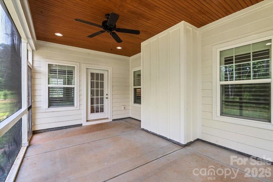 Lovely screened porch! Lovely screened porch!
