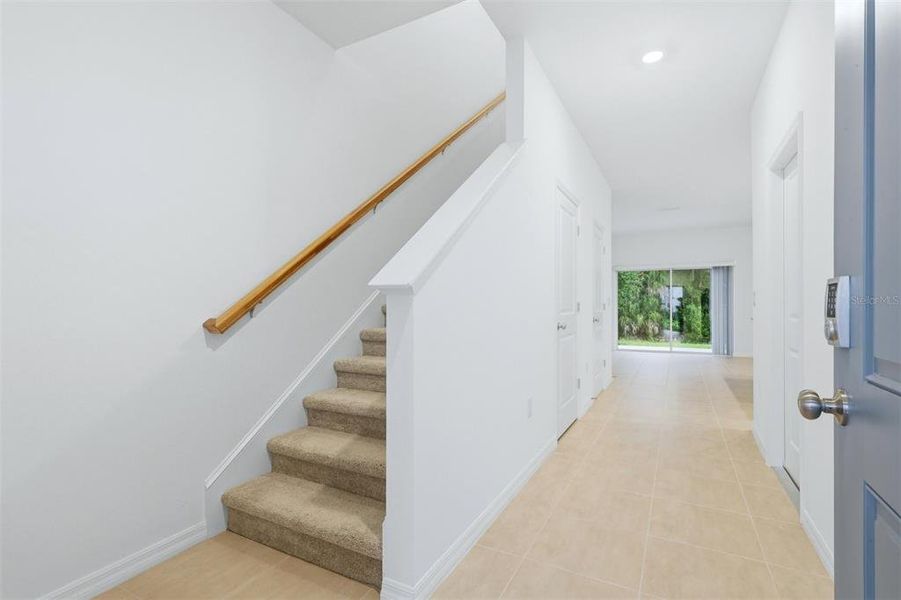 Spacious, unfurnished interior of a new home in , Sarasota (Image 12).