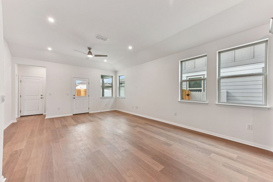 Spacious, unfurnished interior of a new home in Sage Hollow, Kyle (Image 10).