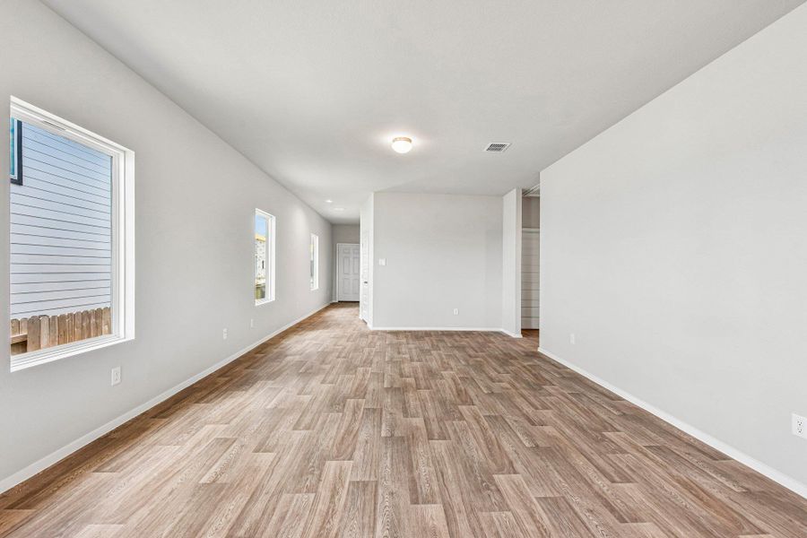 Spacious, unfurnished interior of a new home in Cloverleaf, Austin (Image 16).