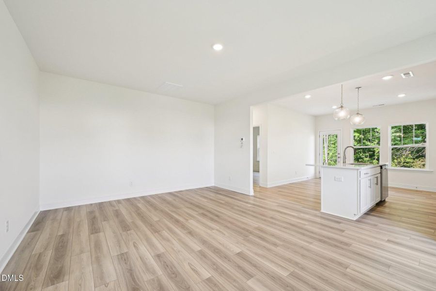 6-web-or-mls-Winding Crk Dr-2105-006