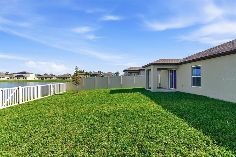 Exterior details and patio area of a home in North Park Isle, Plant City (Image 29).