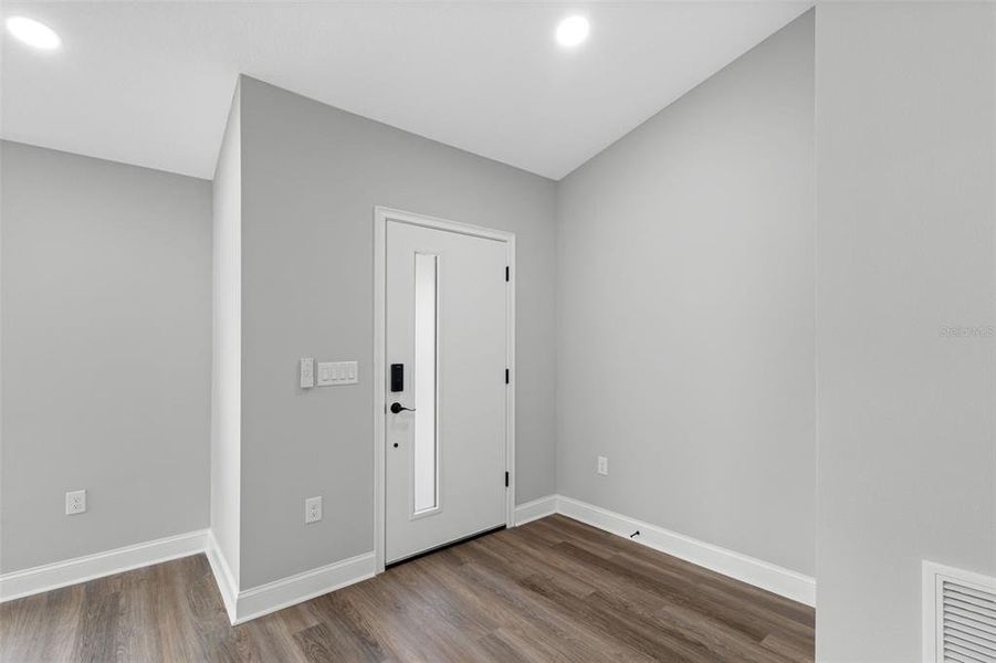 Spacious, unfurnished interior of a new home in , Tampa (Image 19).