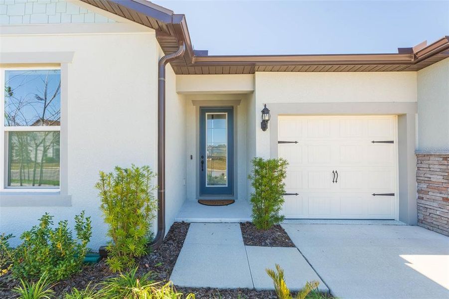 Exterior details and patio area of a home in , Land O' Lakes (Image 4).