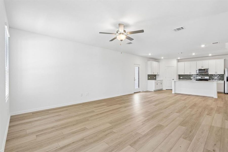 Spacious, unfurnished interior of a new home in Oak Ridge Park, Corinth (Image 28).