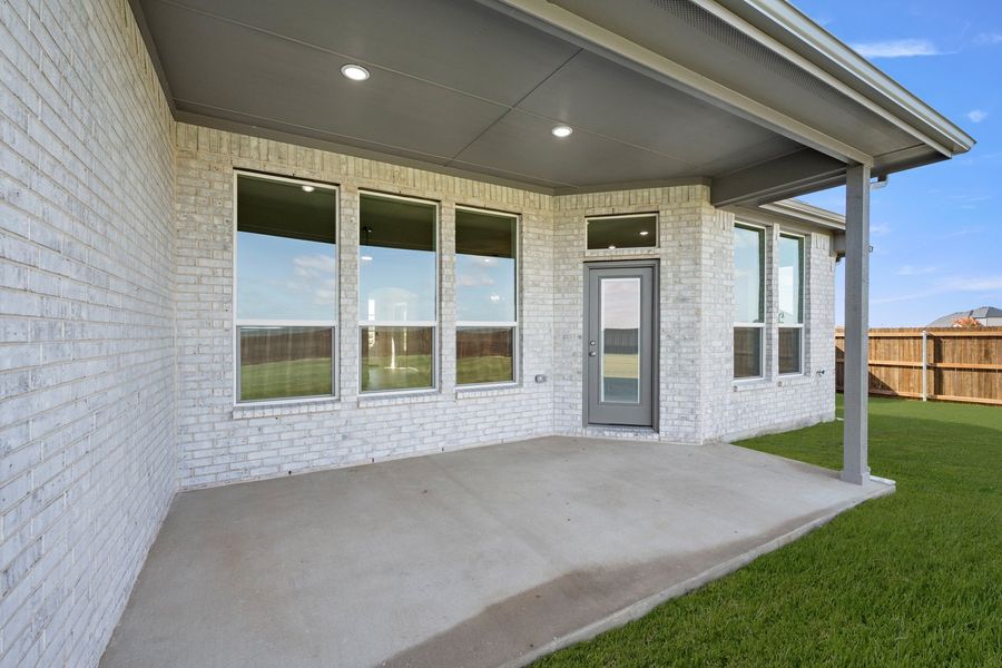Exterior details and patio area of a home in Myrtle Creek, Waxahachie (Image 23).