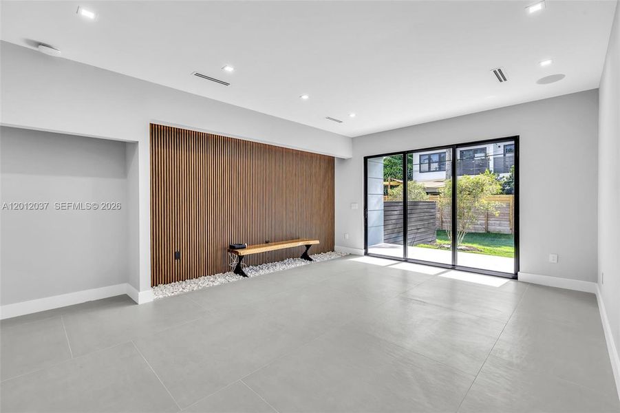 Spacious, unfurnished interior of a new home in , Fort Lauderdale (Image 21).