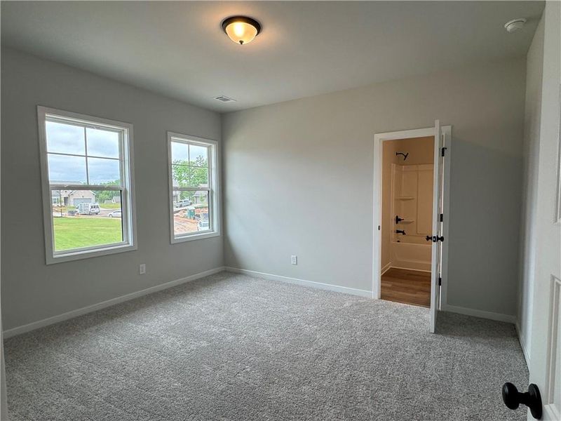 Spacious, unfurnished interior of a new home in Rosewood Lake Preserve, Hoschton (Image 38).