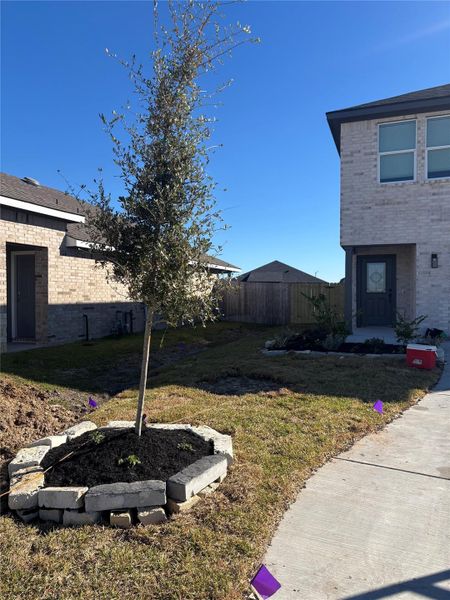 Exterior details and patio area of a home in , Navasota (Image 3).