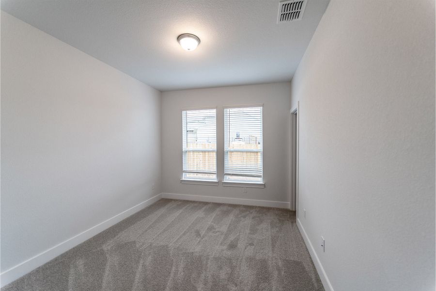 Spacious, unfurnished interior of a new home in Sunfield, Buda (Image 15).