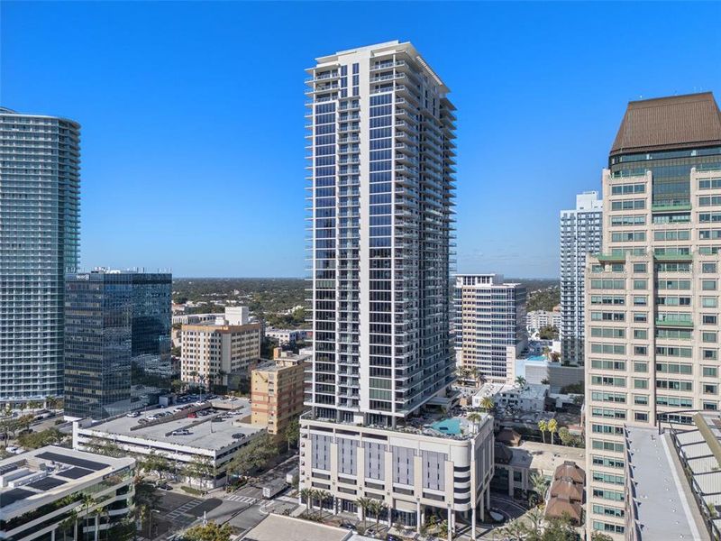 Condo located in St. Petersburg, FL showcasing its design and architecture (Image 5).