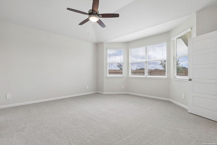 Spacious, unfurnished interior of a new home in Thomas Pond, San Antonio (Image 44).