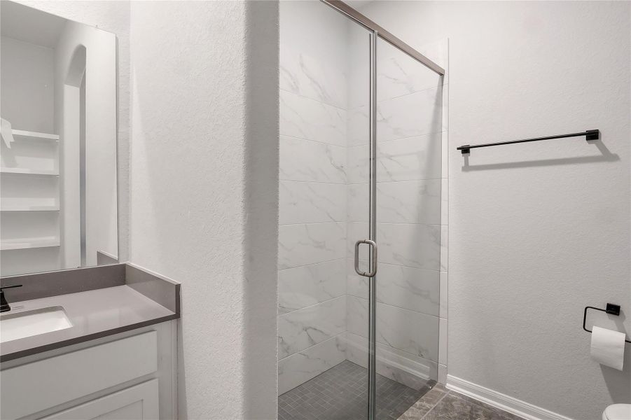 Full Bathroom w/ Walkin Shower