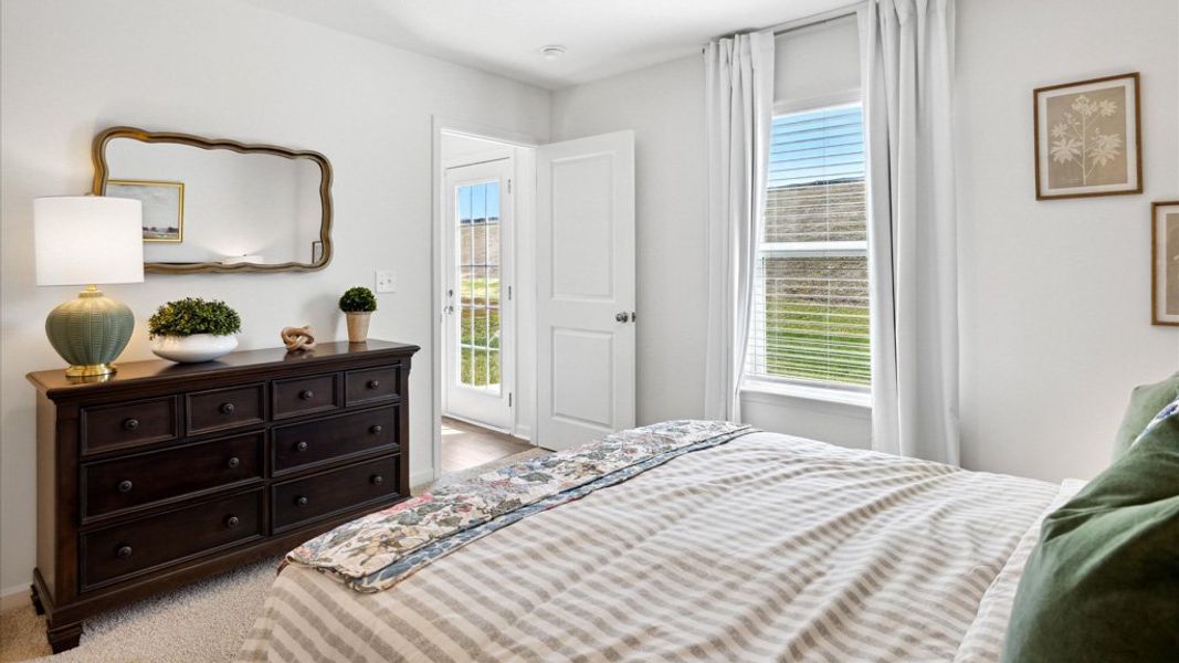Representative furnished interior of a home built from the Sullivan by D.R. Horton in Johnson Farms, Greeneville (Image 17).