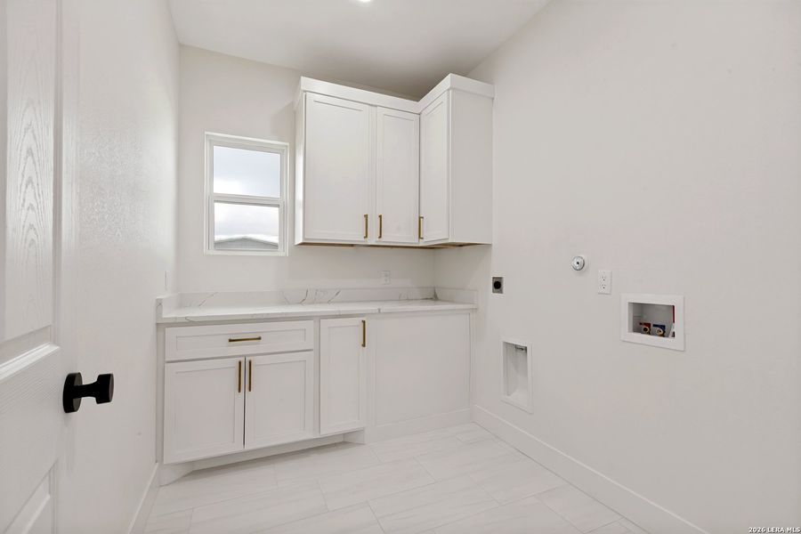 Furnished interior view inside a new home in , Atascosa (Image 7).
