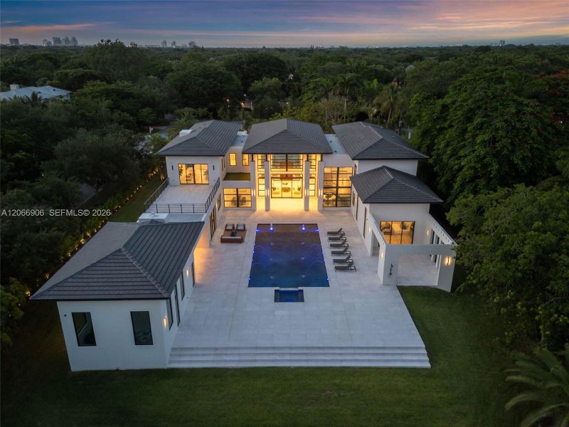 Exterior details and patio area of a home in , Pinecrest (Image 4).
