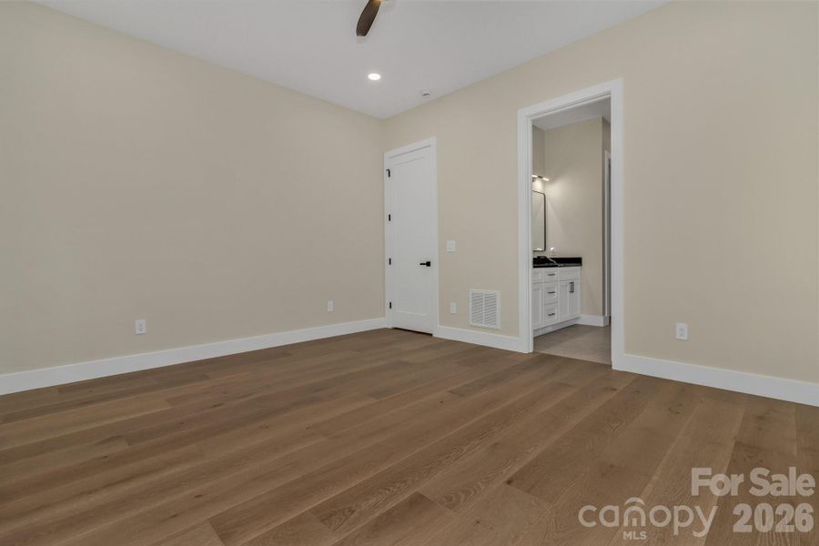 Spacious, unfurnished interior of a new home in , Fairview (Image 22).