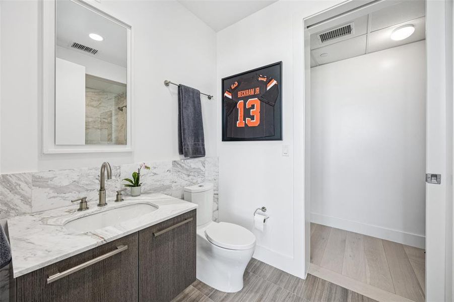 Furnished interior view inside a new home in , Dallas (Image 25). Furnished interior view inside a new home in , Dallas (Image 25).