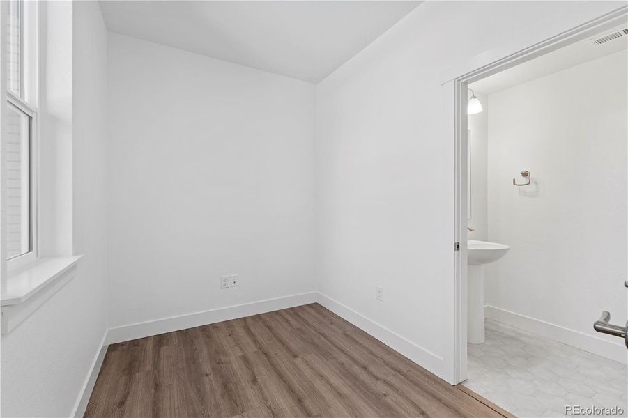 Spacious, unfurnished interior of a new home in Dillon Pointe - Skyview, Broomfield (Image 24).