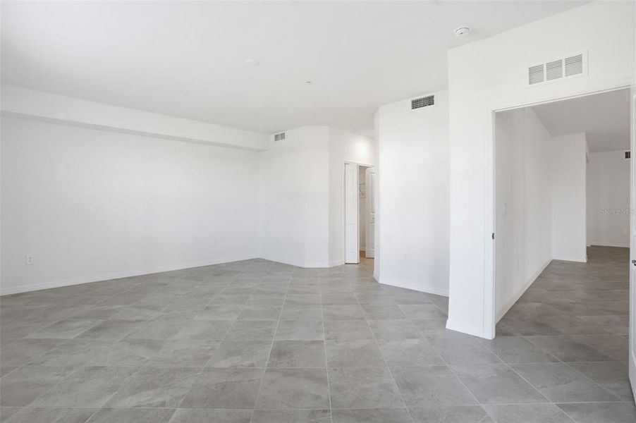 Spacious, unfurnished interior of a new home in Legends Cove, Bradenton (Image 17).