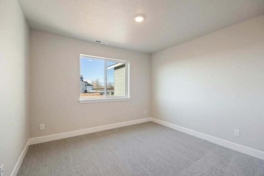 Spacious, unfurnished interior of a new home in IronHorse, Prineville (Image 19).