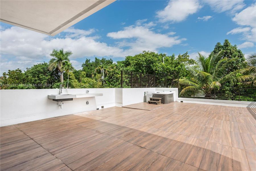 Exterior details and patio area of a home in , Miami (Image 17).