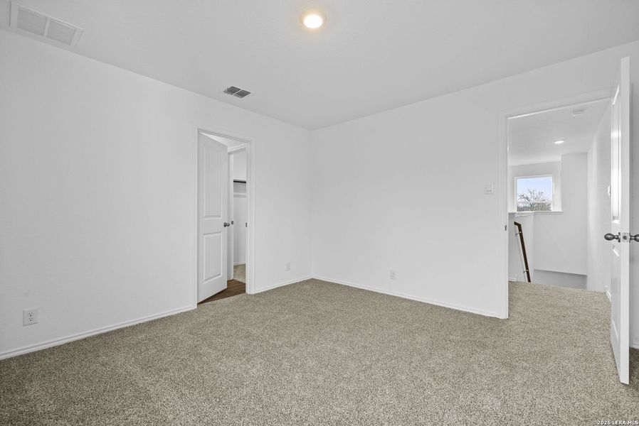 Spacious, unfurnished interior of a new home in Blue Ridge Ranch, San Antonio (Image 17).