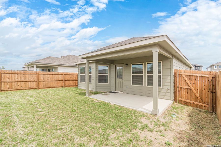 Exterior details and patio area of a home in Willow Point, San Antonio (Image 3).