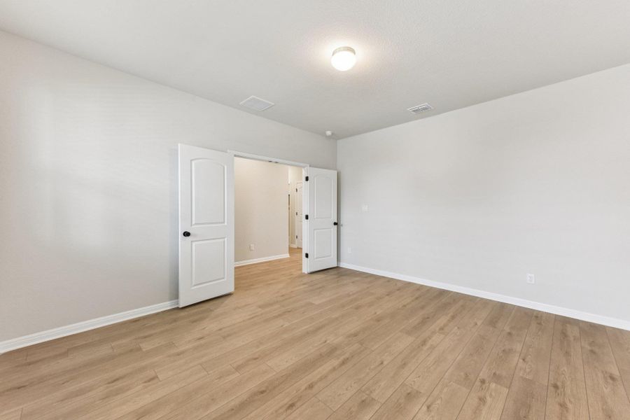 Spacious, unfurnished interior of a new home in Willow Springs, Buda (Image 23).